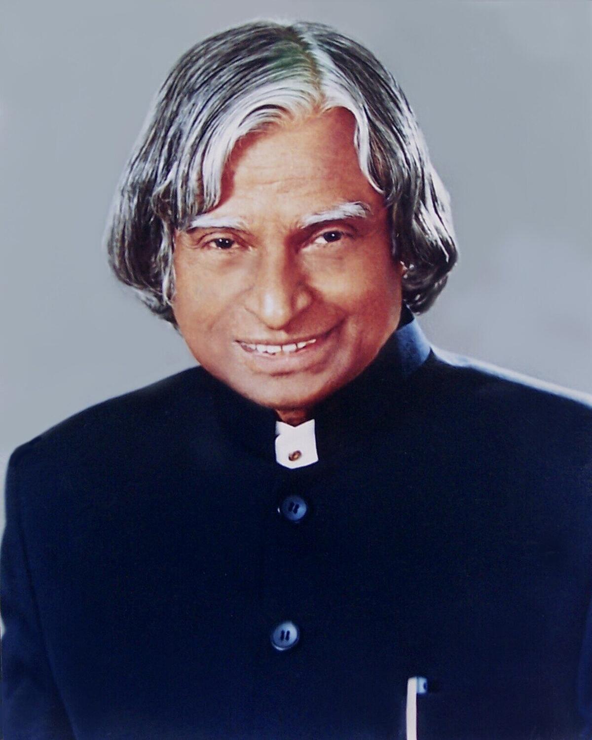 వారణాసిలోని బనారస్ హిందూ విశ్వవిద్యాలయ ప్రాంగణంలో చెట్ల వరుసలతో కూడిన రహదారి