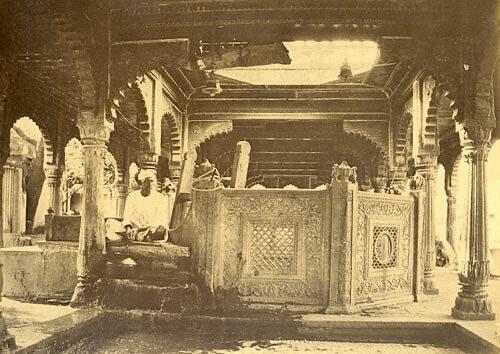 Pilgrims on the corridor route between the Ganga and Kashi Vishwanath temple